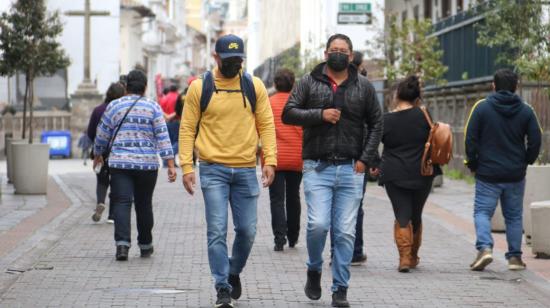 Dos hombres caminan en el Centro Histórico de Quito, el 19 de enero de 2022.