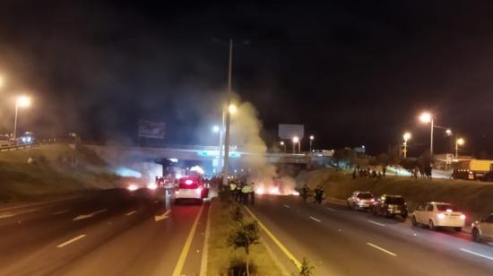 Los manifestantes queman llantas y bloquean parcialmente la Ruta Viva, principal vía hacia el aeropuerto de Quito, el 17 de junio de 2022.