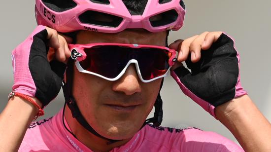 Richard Carapaz sostiene sus gafas antes de correr la Etapa 18 del Giro de Italia, el 26 de mayo de 2022.