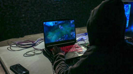 Una persona detrás de una computadora que muestra un videojuego, en una feria de Francia, el 3 de octubre de 2021. 