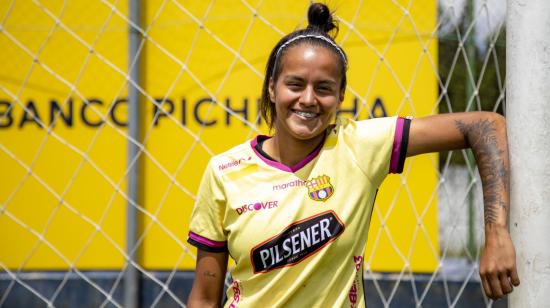 Justine Cuadra sonríe después de atender una entrevista con PRIMICIAS, en el Estadio Banco Pichincha, en junio de 2022.