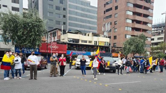 Varias personas se concentran en la Tribuna de los Shyris, en Quito, en una de las marchas de la paz, el 18 de junio de 2022. 