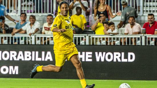 Ronaldinho realiza una jugada durante el partido 'The Beautiful Game', disputado en el estadio DRV PNK en Fort Lauderdale.