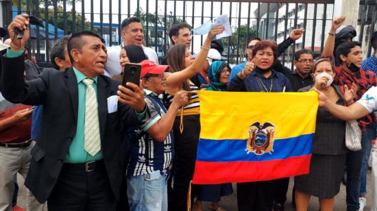 La coordinadora por la revocatoria del mandato realizó un plantón en Guayaquil, el 13 de junio de 2022.