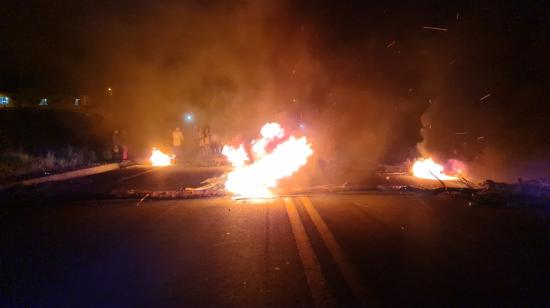 Manifestantes queman objetos en la vía de acceso al sur de Quito, el 19 de junio de 2022. 