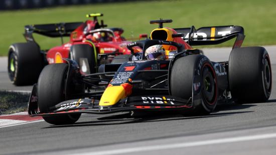 El piloto de Red Bull, Max Verstappen, ocupando el primer lugar durante el Gran Premio de Canadá, el 19 de junio de 2022.