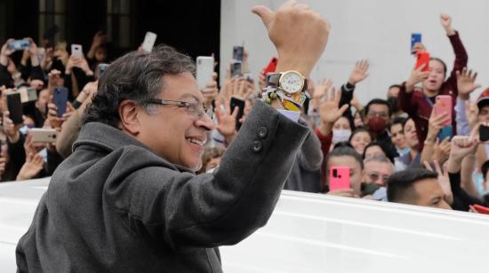 Gustavo Petro saluda a sus simpatizantes después de votar, en Bogotá, el 19 de junio de 2022.