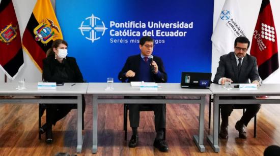 Fernando Ponce, rector de la PUCE; Maria Villagomez, rectora de la Salesiana, y Carlos Loaiza, presidente de la Cámara. Quito, 20 de junio de 2022