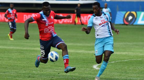 Jugadores de El Nacional y Manta, en el estadio Jocay, el 8 de junio de 2022.