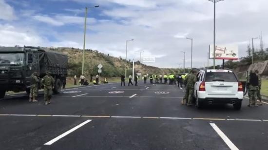 Un fuerte resguardo militar y policial se concentra en la Y de Collas, norte de Quito, en el octavo día de movilización nacional, el 20 de junio de 2022.