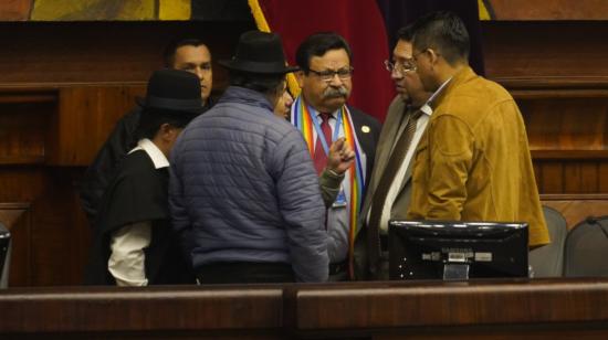 El presidente de la Asamblea, Virgilio Saquicela, conversa con otros legisladores tras la derogatoria del decreto 455.