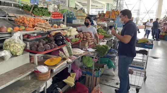 En el mercado de Sauces IX, al norte de Guayaquil, algunos productos escasean por el paro nacional. Guayaquil, 20 de junio de 2022.