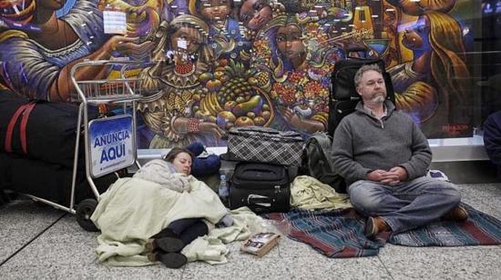 Viajeros pasan la noche en el Aeropuerto de Quito, por el paro nacional, la madrugada de este 21 de junio de 2022.