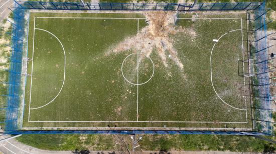 Vista de un campo de fútbol destruido por un misil de los ataques rusos en el barrio Saltivka en las afueras de Járkov (Ucrania), el 14 de junio de 2022.