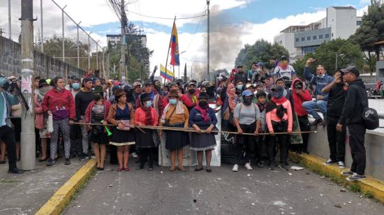 Mujeres encabezan un grupo de manifestantes durante el paro nacional. Quito, 16 de junio de 2022