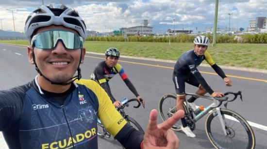 Sebastián Novoa, Santiago Montenegro y Alexis Benjamín Quinteros, en Tababela, el 21 de junio de 2022.