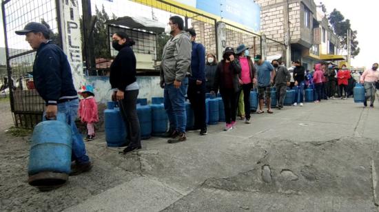 Decenas de personas hacen fila para comprar un tanque de gas en Latacunga, el 21 de junio de 2022.