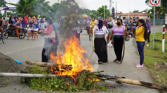 Manifestantes cerraron la vía a Naranjal, en Guayas, el 22 de junio de 2022.