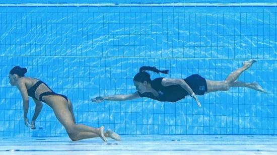 Anita Álvarez siendo rescatada por su entrenadora Andrea Fuentes en el Mundial de Natación, el 22 de junio de 2022.