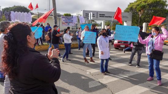 Trabajadores de la salud del hospital Vicente Corral Moscoso, en Cuenca, pidieron al Gobierno Nacional, en un plantón realizado el 20 de junio de 2022, medicamentos e insumos, y que se declare la emergencia.