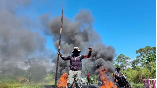 Bloqueo de vías por parte de manifestantes en el kilómetro 12 de la vía Coca, en la provincia amazónica de Orellana, el 20 de junio de 2022.