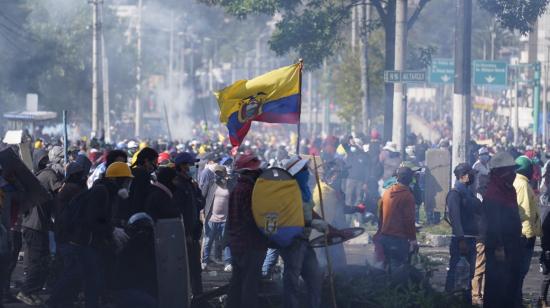 Manifestantes se enfrentan con la Policía en los exteriores de la Asamblea Nacional, la tarde del 23 de junio de 2022.