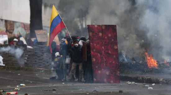 Manifestantes se enfrentan con policías antimotines en los alrededores de la Casa de la Cultura en Quito, el 24 de junio de 2022.