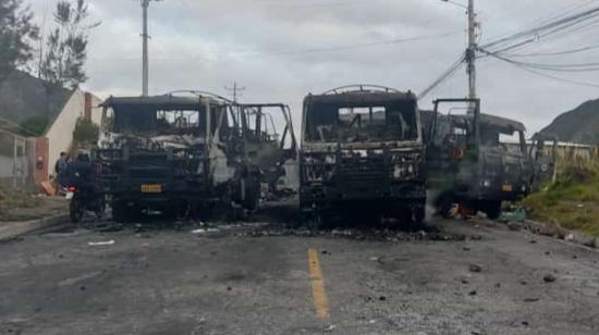 Imagen de los vehículos militares incinerados, tras el ataque en el sector de Caspigasí, vía Calacalí, norte de Quito, la noche del 23 de junio de 2022.