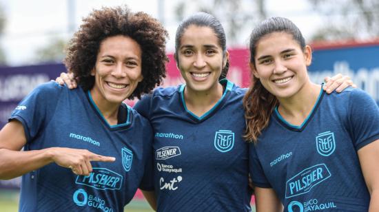 Las seleccionadas ecuatorianas sonríen en un entrenamiento en Quito, el 23 de junio de 2022.