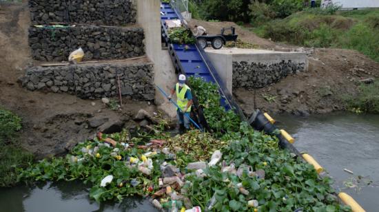 El afluente del Portoviejo es uno de los ríos que implementó el sistema Azure, desde octubre de 2021, para limpiar el plástico de sus aguas.