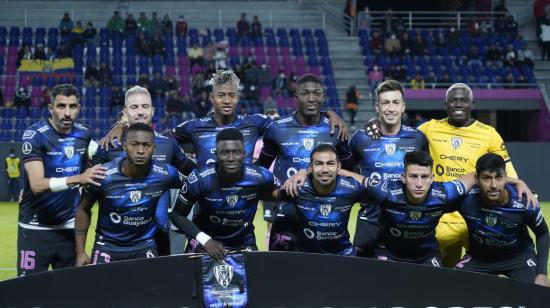 Los jugadores de Independiente del Valle posan previo al encuentro con América Mineiro por la Fecha 6 de la fase de grupos de la Copa Libertadores, el 25 de mayo de 2022.