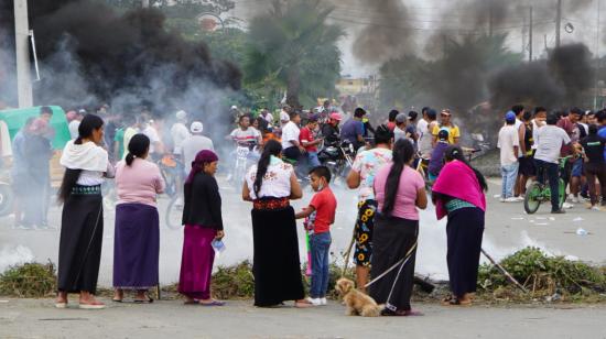 Manifestantes cierran la vía en la vía Naranjal -El Triunfo-Milagro. Guayas, 22 de enero de 2022.