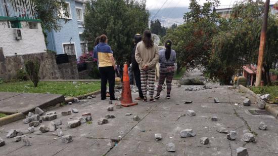 Vecinos del Pasaje Solano observan los destrozos ocasionados por los manifestantes en su barrio, la tarde del 24 de junio de 2022.