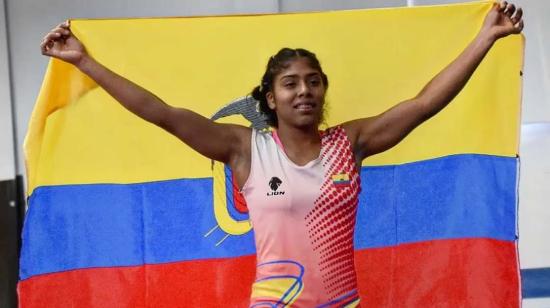 Leonela Gruezo festeja su título en el Panamericano de Lucha Sub 17, el 25 de junio de 2022. 