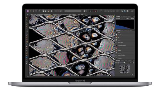 Vista frontal de la nueva MacBook Pro 13 de Apple, que llegó al mercado el 24 de junio de 2022.