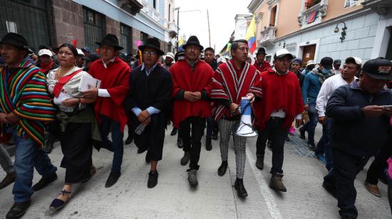 El presidente de la Conaie, Leonidas Iza, junto a otros líderes y manifestantes indígenas marchan en el Centro Histórico de Quito, el 27 de junio de 2022.