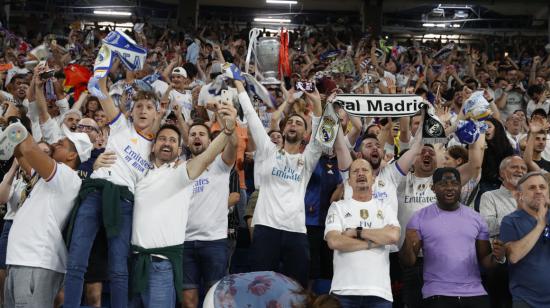 Aficionados del Real Madrid celebran la victoria ante el Liverpool por la final de la Champions League, en París, el 28 de mayo de 2022.