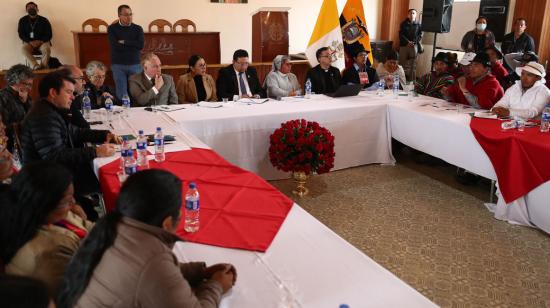 Representantes de los cinco poderes del Estado, entre ellos Francisco Jiménez, ministro de Gobierno, se reúnen con los líderes del paro nacional. Quito, 27 de junio de 2022