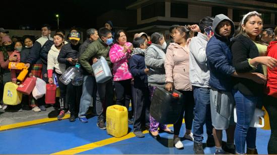 Personas en Latacunga hacen fila para comprar combustible. Latacunga, 27 de junio de 2022.