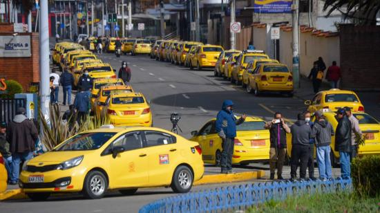 Taxistas y otros gremios del transporte de Cuenca bloquearon más de 100 calles y avenidas en esa ciudad, la mañana del 28 de junio de 2022.