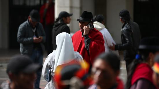 El presidente de la Conaie, Leonidas Iza, habla hoy por teléfono en la Basílica del Voto Nacional tras el anuncio del presidente Guillermo Lasso de suspender los diálogos, el 28 de junio de 2022.