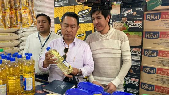 Control de precios de aceite en el Mercado Mayorista, en Quito, el 26 de junio de 2022.