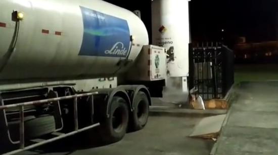 Momento del abastecimiento de tanques de oxígeno en el hospital Vicente Corral Moscoso, de Cuenca, la madrugada del 29 de junio de 2022.