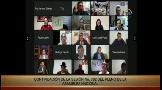 Asambleístas muestran carteles con sus votos "no", después de denunciar manipulación durante la votación de la muerte cruzada, el 28 de junio de 2022.