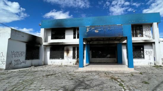 Unidad de Policía Comunitaria (UPC) de Calderón fue vandalizada por manifestantes, el 28 de junio de 2022.