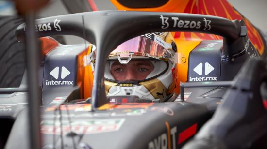 Max Verstappen en su monoplaza antes de la segunda sesión de práctica del Gran Premio de Canadá en el circuito Gilles Villeneuve en Montreal, el 17 de junio de 2022.