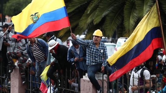 Indígenas se manifiestan en el exterior de la sede de la Conferencia Episcopal Ecuatoriana, este 30 de junio de 2022, tras la firma del acuerdo entre el movimiento indígena y el Gobierno.