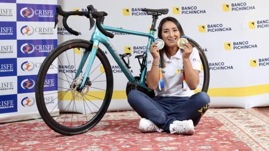 Miryam Núñez muestra las dos medallas bolivarianas que ganó en Valledupar. La ciclista dio una rueda de prensa en la Fundación Crisfe, el 1 de julio de 2022. 