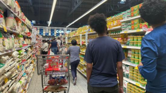 Personas en un supermercado de Quito, el 29 de junio de 2022.