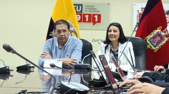 El alcalde Santiago Guarderas y la directora de la AMT, Silvana Vallejo, en rueda de prensa sobre el proceso de revisión vehicular en Quito, el 1 de julio de 2022.